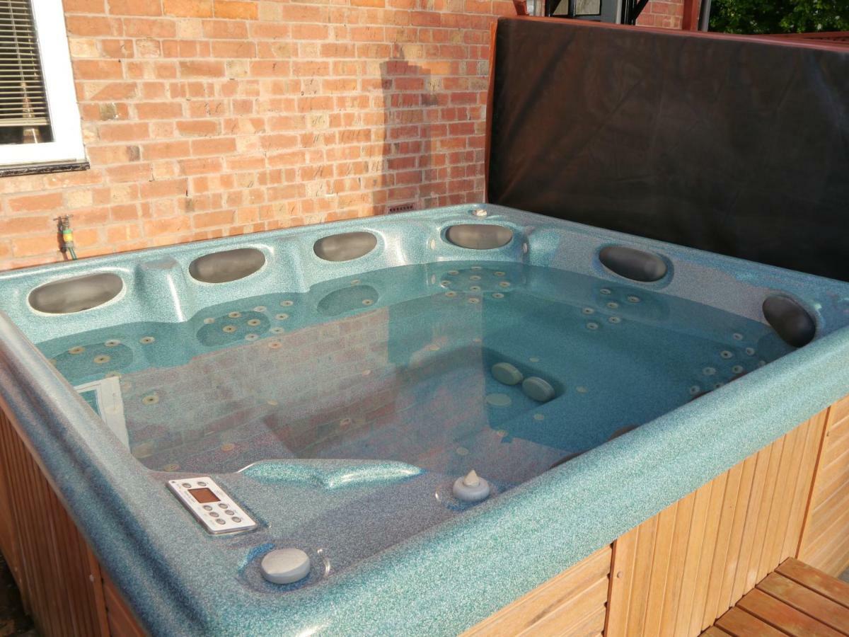 The Shakespeare Lodge - Sleeps Up To 12 - Hot Tub Stratford-upon-Avon Exterior foto